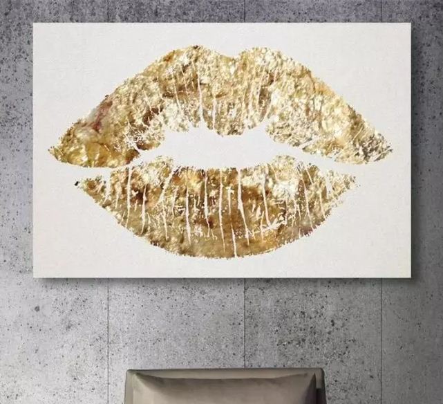 Постер с отпечатком золотистых губ 