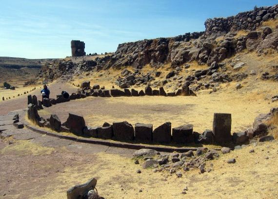 Древнее захоронение в Сильюстани ( Перу)
