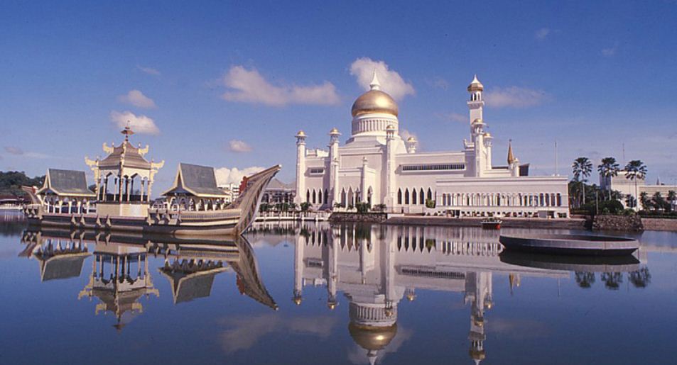 Мечеть Омара Али Сайфуддина и церемониальная лодка