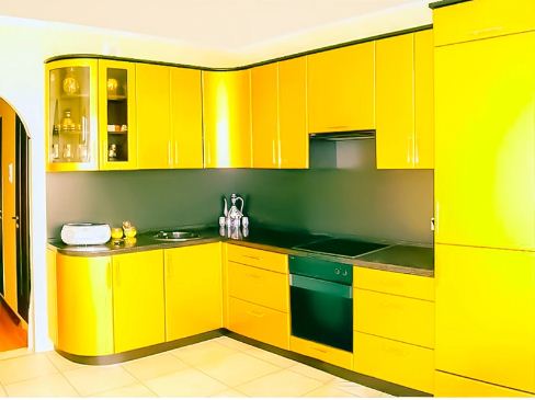 Кухонный гарнитур яркого лимонного оттенка 