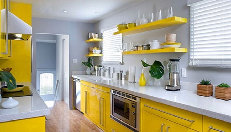 Лимонный гарнитур и белые стены на кухне 