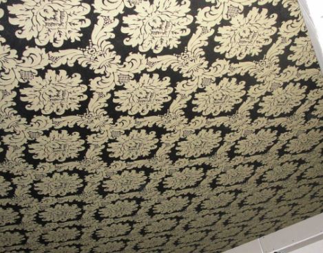 Текстильные обои на потолке 