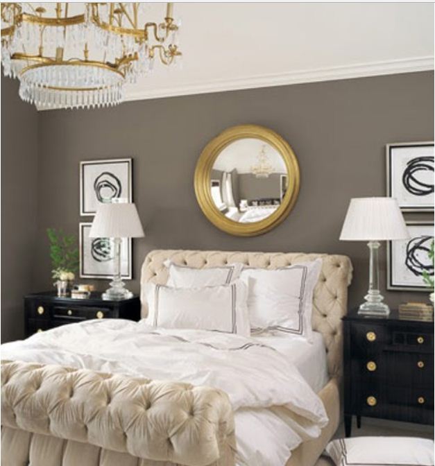 Аксессуары золотого цвета в интерьере спальни 