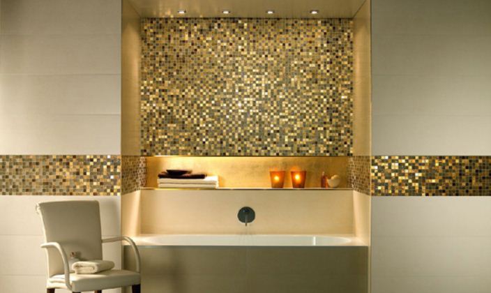 Мозаика золотого цвета сделает интерьер ванной роскошным и богатым