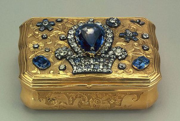 Золотая табакерка с бриллиантами и сапфирами ( середина XVIII века) 