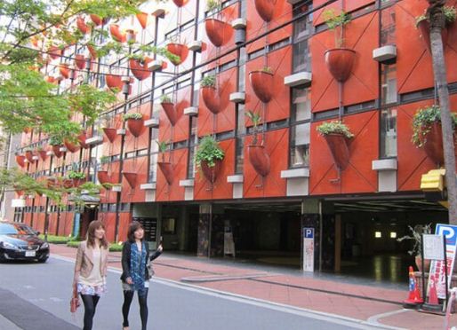 Органическое здание в Осаке - вертикальный сад на стенах