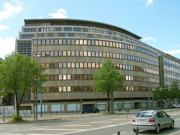 Универмаг Шоккена в Хемнице, построенный в 1927 - 1930 годах по преокту Эриха Мендельсона.