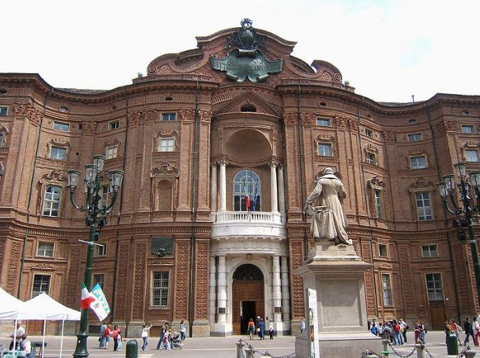 Фасад Палаццо Кариньяно в Турине имеет вогнуто - выпуклые формы.