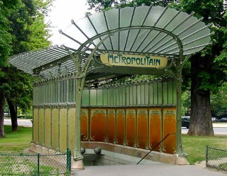 Входные павильоны метров Париже, построенные в 1900 году по проекту Эктора Гимара.