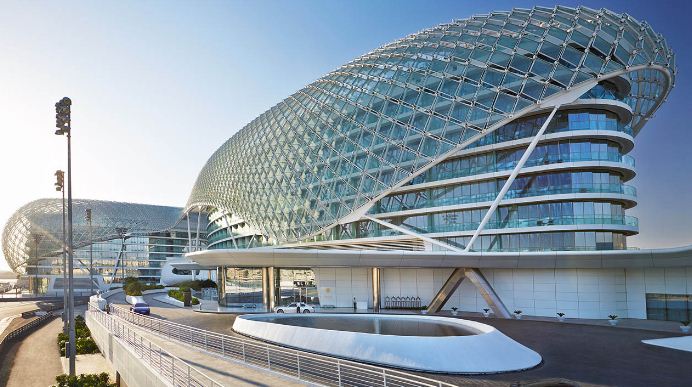 Здание отеля " Yas Viceroy" ( Арабские Эмираты), построенного по проекту архитекторов группы " Асимптота". В отель встроена часть гоночной трассы " Формулы - 1".