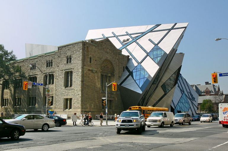 Фасад Королевского музея Онтарио в Торонто - одна из самых известных работ Либескинда.