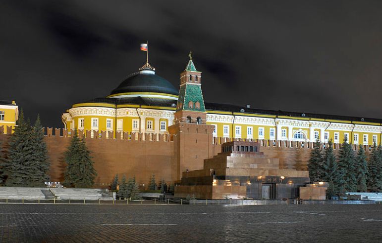 Мавзолей Ленина в Кремлевской стены в Москве - работа архитектора Алексея Щусева ( 1924 - 1929 годы). 