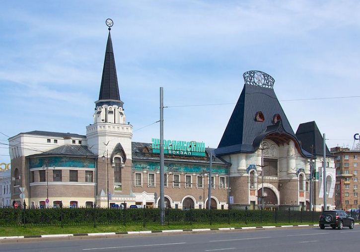 К старому зданию Ярославского вокзала в Москве в 1902 - 1904 годах Ф. О. Шехтелем был пристроен новый фасад в неорусском стиле с элементами северного модерна.