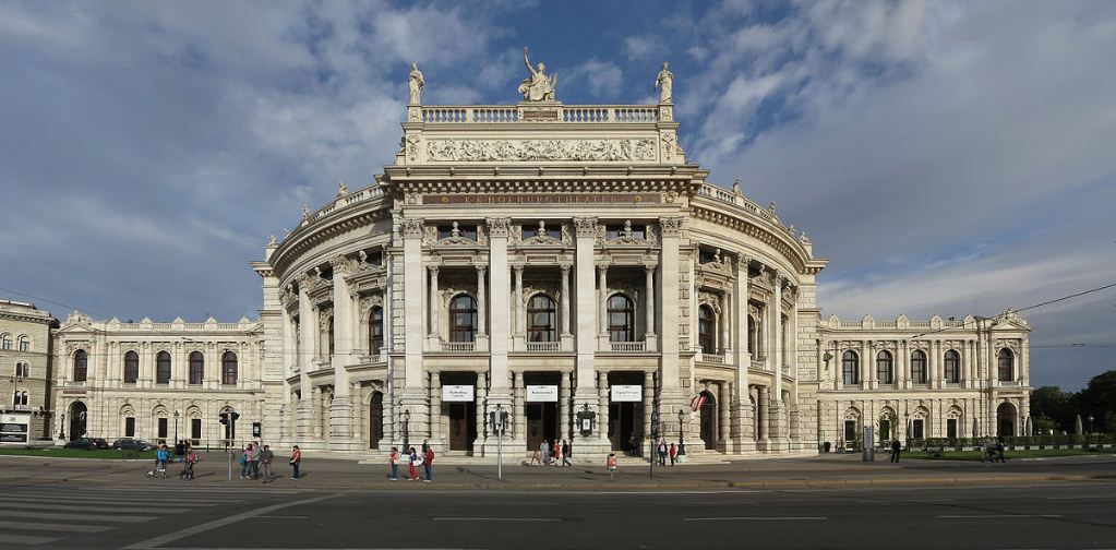 Здание Бугртеатра, построенного по проекту Земпера в 1873 - 1888 годах.