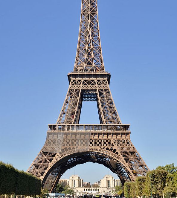 Эйфелева башня в Париже, построенная по проекту Густава Эйфеля в 1889 году, и названная в его честь.