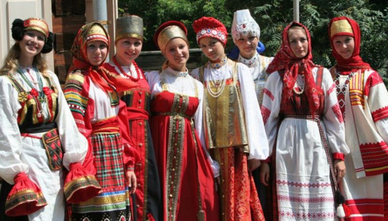 Русский женский костюм с элементами аппликации на ткани 