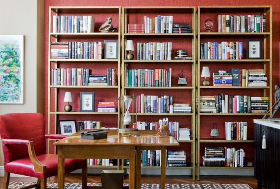 Открытые книжные шкафы дают возможность продемонстрировать богатую коллекцию литературы