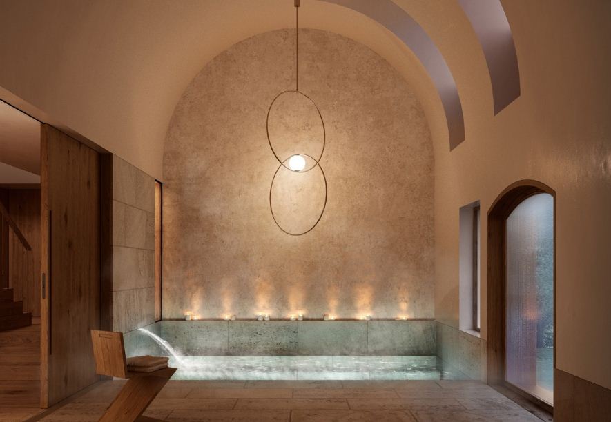 Сводчатые потолки и удлиненный подвесной светильник делают помещение ванной просторным и свободным