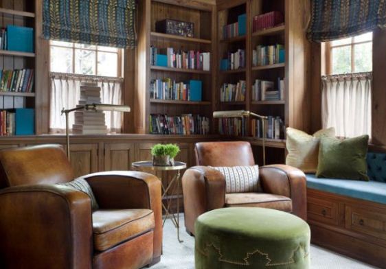Кожаные кресла приглашают насладиться комфортным отдыхом за чтением любимой книги 