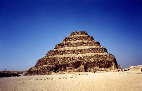 Ступенчатая пирамида Джосера в Саккаре 