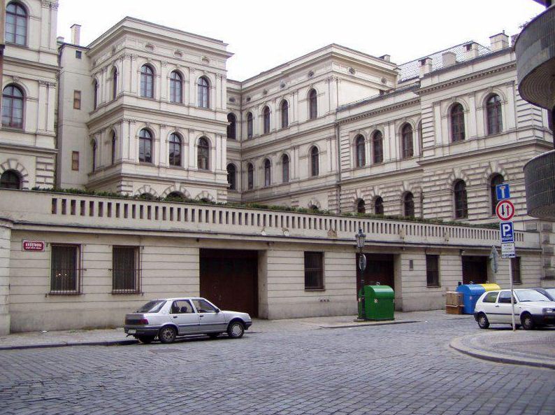 Здание Чешской Академии Наук тоже построено в стилистике неоренессанса 