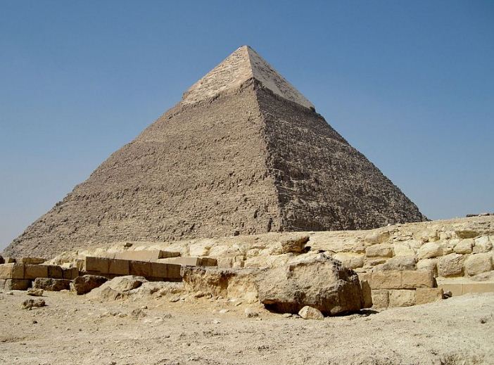Пирамида Хефрена с остатками наружной облицовки каменными плитами 