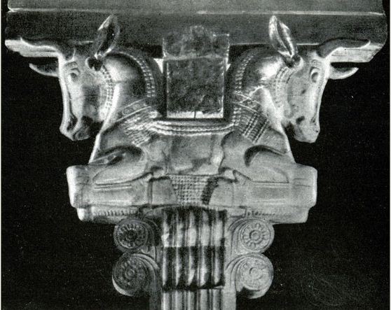 Капитель с головами быков из города Сузы ( IV век до нашей эры) 