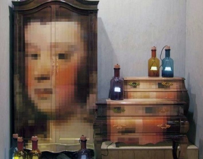 На дверцах шкафа изображение в технике пиксель - арт 