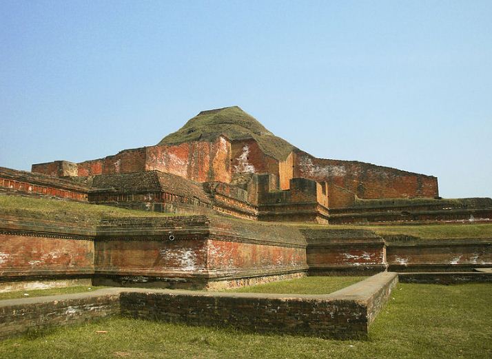 Руины буддийского монастыря в Пахарпуре 