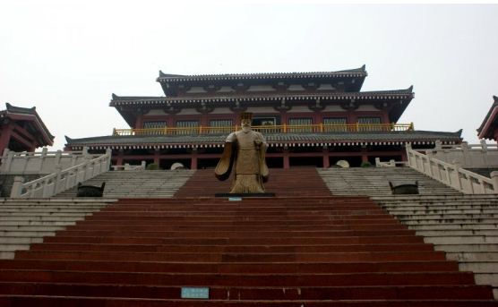 Дворец Эфан - одно из наиболее известных сооружений династии Цинь ( город Сиань, провинция Сычуань). 