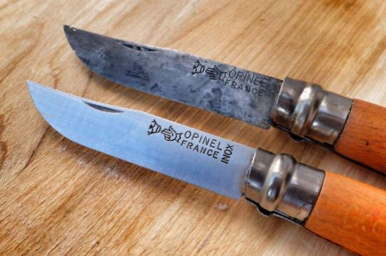 Лезвие ножей изготовлено из нержавеющей углеродистой стали 