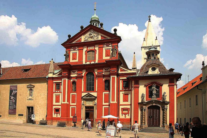 Фасад монастыря Святого Иржи ( Георгия) в Пражском граде ( заложена в 920  году).