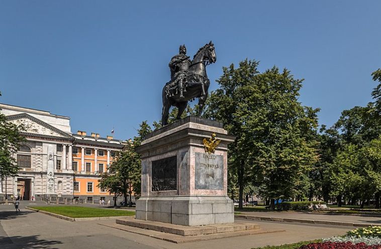 Памятник Петру Великому возле Михайловского замка в Санкт - Петербурге 