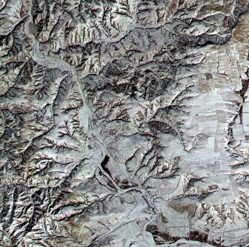 Фотография Великой Китайской стены из космоса, сделанная спутником с околоземной орбиты. 