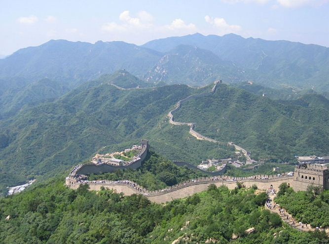 Великая Китайская стена органично вписывается в горный ландшафт.