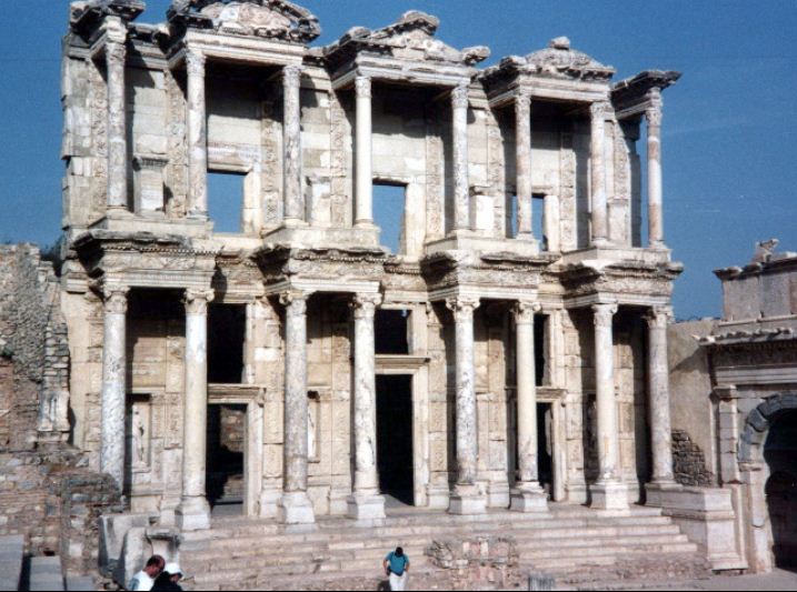 Руины библиотеки Цельса с эдикулами.