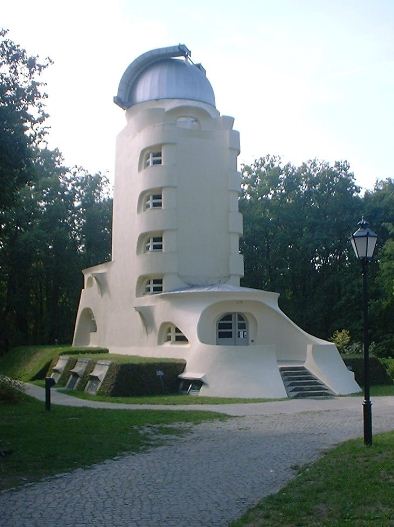 Башня Эйнштейна в потсдамском районе Бабельсберг, построенная по проекту Эриха Мендельсона.
