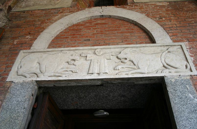 Архитрав фасада базилики Сант - Амброджо в Милане ( Италия).