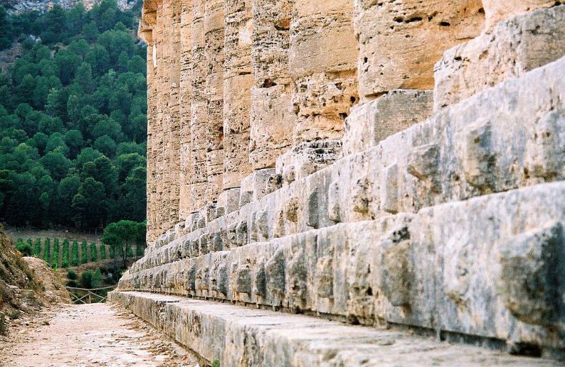 Традиционный цоколь - стилобат дорического храма в Сегесте, который выполнен в форме трех ступеней.