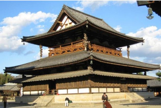 Буддийский комплекс в Хорюдзи ( Япония) - древнейший из дошедших до наших дней храмовых ансамблей в стране, построенный из дерева в VII - VIII веках мастерами из Китая.