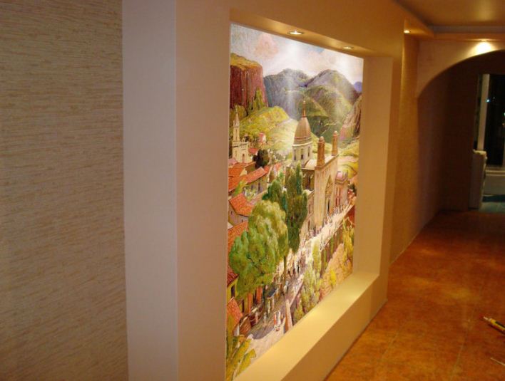 Картину - фреску можно сделать в нише и оборудовать светодиодным освещением.