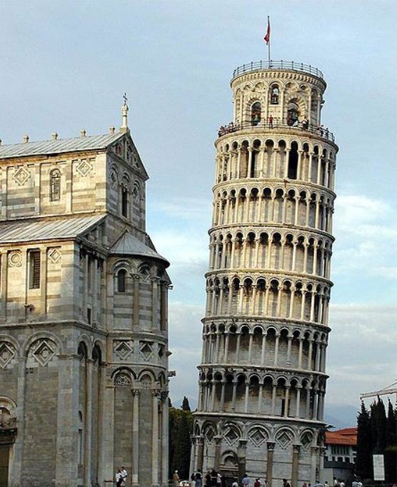 Пизанская башня ( Италия). 