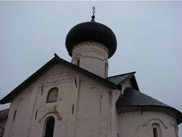 Церковь в Зверин - Покровском монастыре ( Великий Новгород, 1468 год). Ряды бегунца и поребрика.