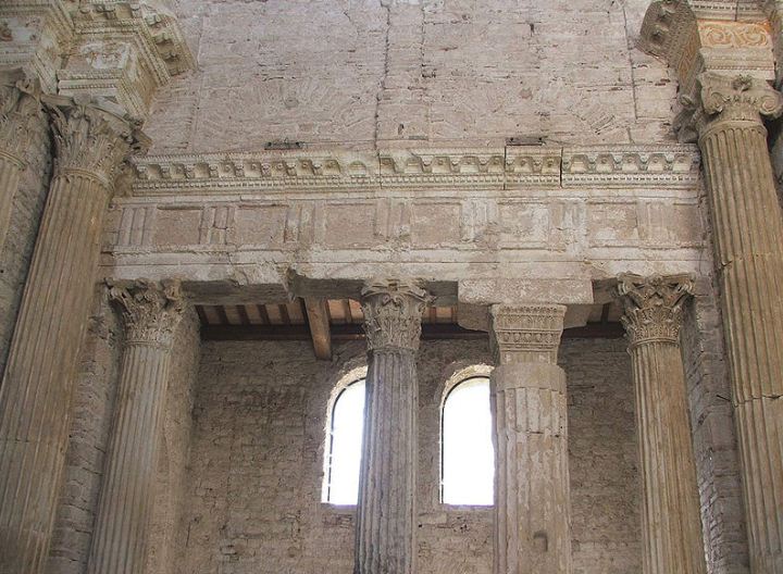Эпистелион в базилике ди Сан - Сальваторе в Сполето ( Италия).