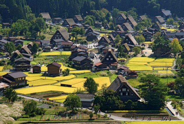 Исторические села Сиракава - го и Гокаяма были основаны в конце XII века.