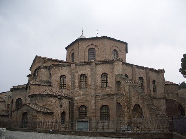 Церковь Сан - Витале в Равенне ( построена в 527 - 548 годах ) - яркий пример центрического храма.