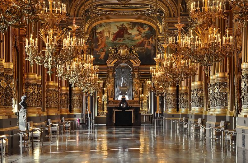 Большой холл оперы Гарнье в Париже. 