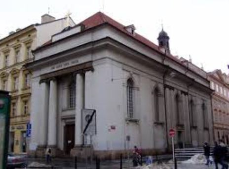 Костёл Святого Креста в Праге - образец зрелого классицизма. 