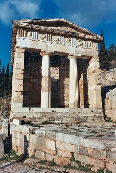 В сохранившихся остатках здания сокровищницы Афин в Дельфах четко видны выступы боковых стен, выходящие на уровень колонн.