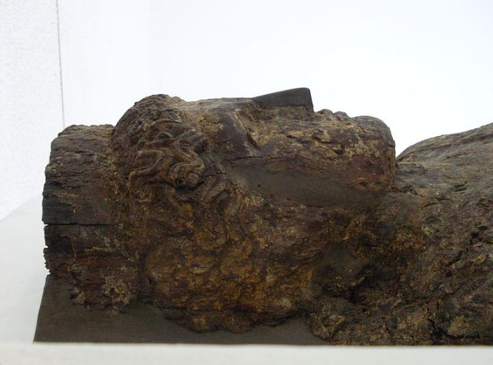 Деревянный саркофаг карфагенянина из Керкуана. 